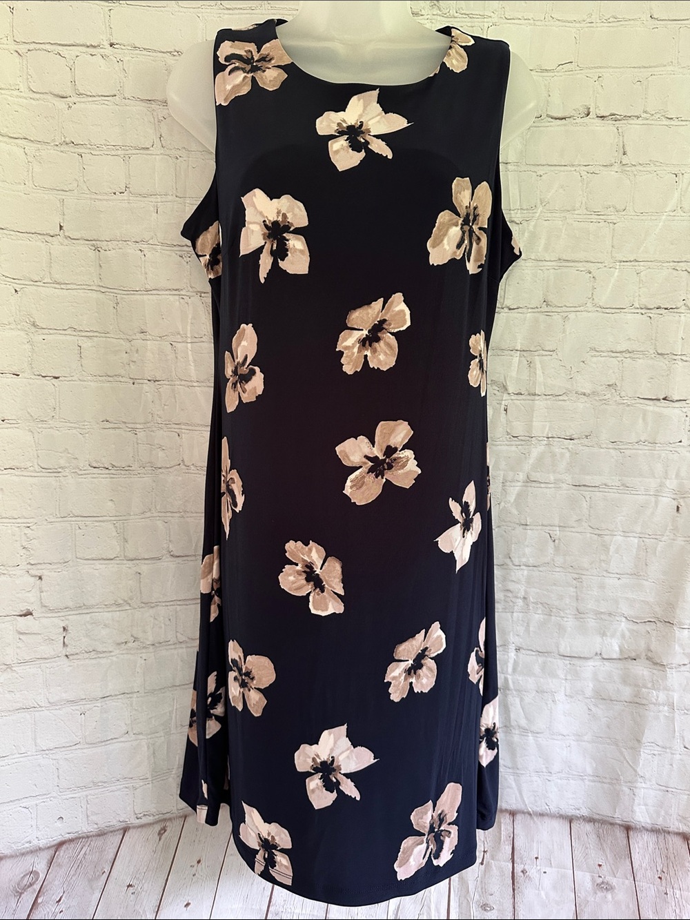 Tommy Hilfiger NWT Navy Floral Shift Dress with Cream Flowers size 8